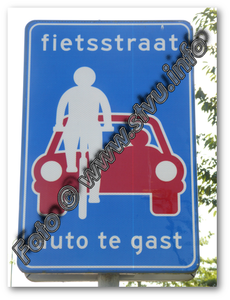 Niederländische Beschilderung einer Fahrradstraße