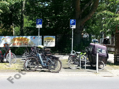 Parkplätze für normale und Lastenräder