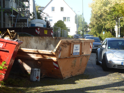 Ungesicherter Container auf dem Gehweg