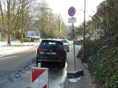 Schmaler Gehweg durch temporäres Verkehrszeichen versperrt