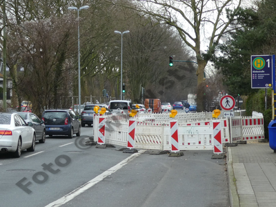 Notweg über eine Fahrspur einer vierspurigen Straße
