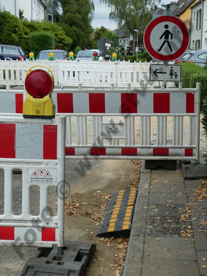 Baustellenrampe zwischen Fahrbahn und Gehweg