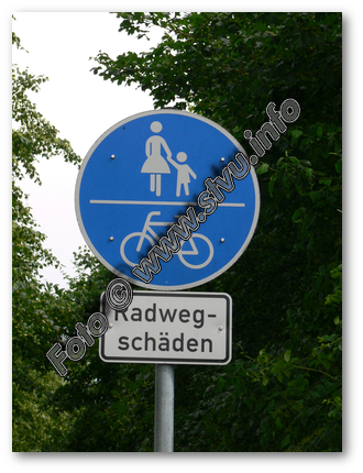 Benutzungspflichtiger Radweg mit angekündigten Schäden