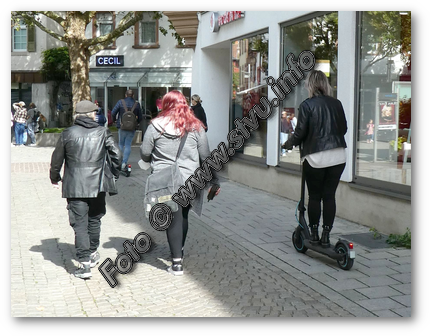 E-Scooter in Fußgängerzone, fahrend