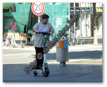 Kind auf E-Scooter