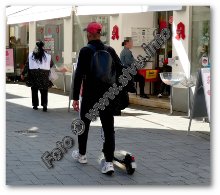E-Scooter in Fußgängerzone, schiebend