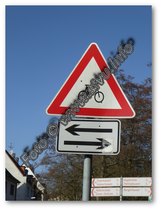 Hinweis auf Fahrräder aus beiden Richtungen