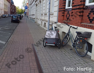 Fahrradanhänger blockiert Gehweg