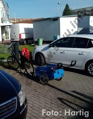 Fahrrad auf Parkplatz