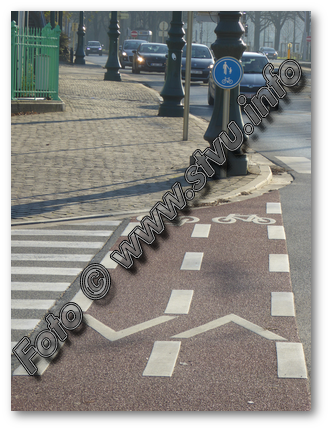 Laternen auf Radweg