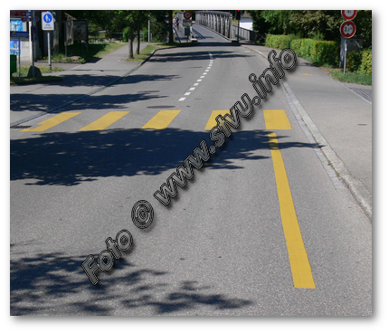 Hilfslinien für Radfahrer am schweizer Zebrastreifen