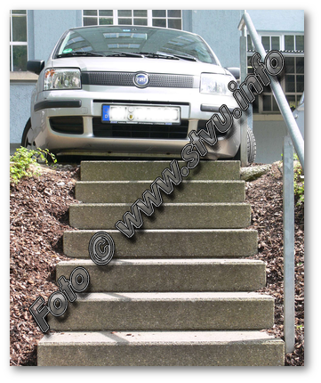 Falschparker blockiert Treppenaufgang