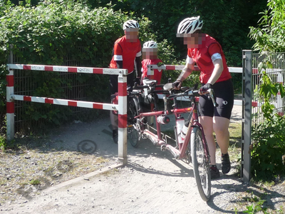 Mehrsitziges Fahrrad im Drängelgitter