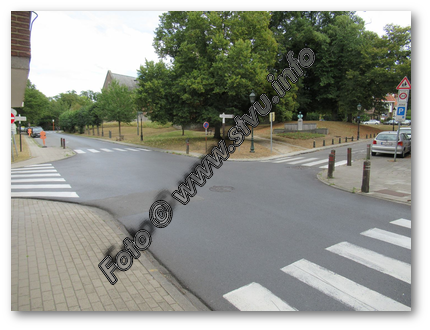 Zebrastreifen auf allen vier Kreuzungsarmen
