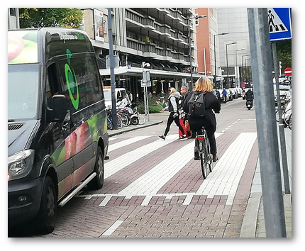 Aufgepflasterter Fußgängerüberweg in Rotterdam